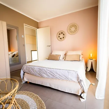 فندق مبيت وإفطار Les Poissons Rouges 3*